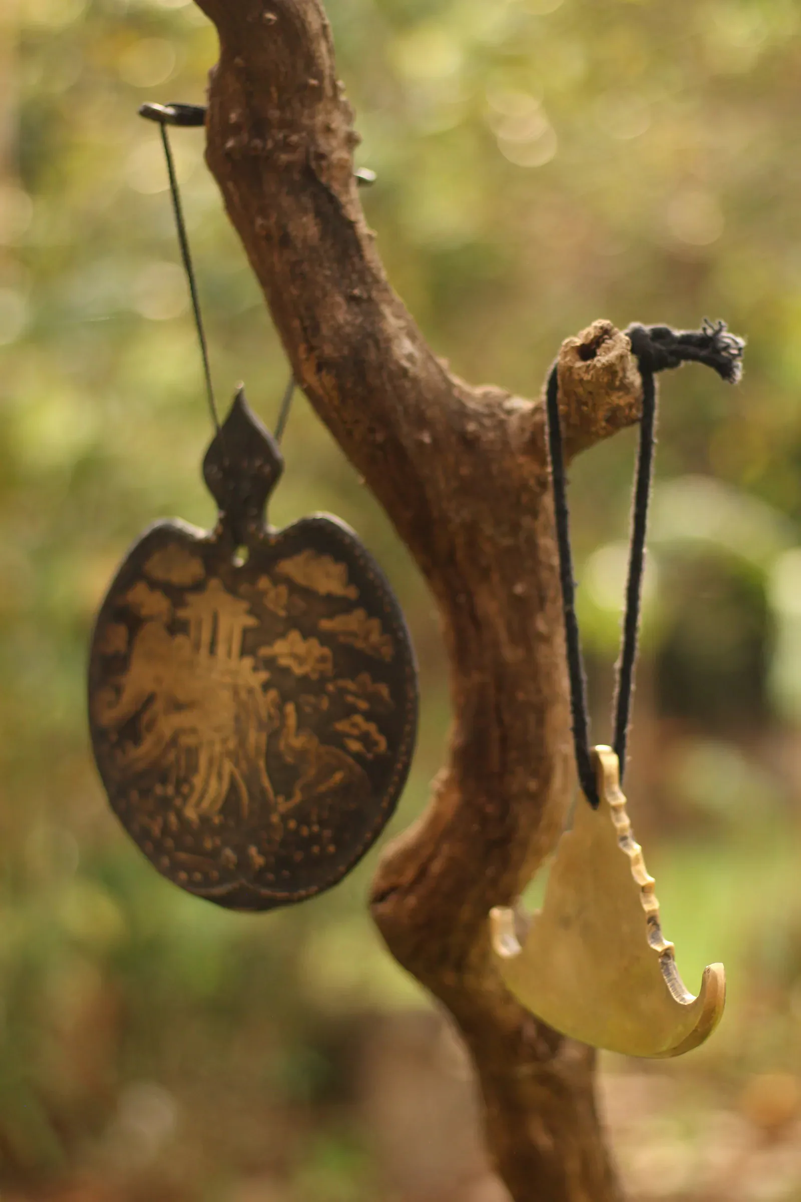 Detalle de instrumentos metálicos suspendidos al aire libre