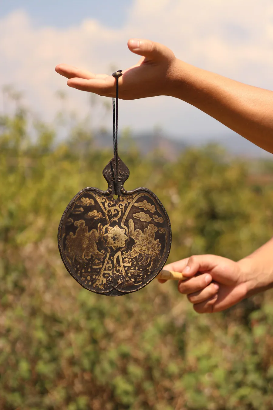Práctica con un gong de mano al aire libre