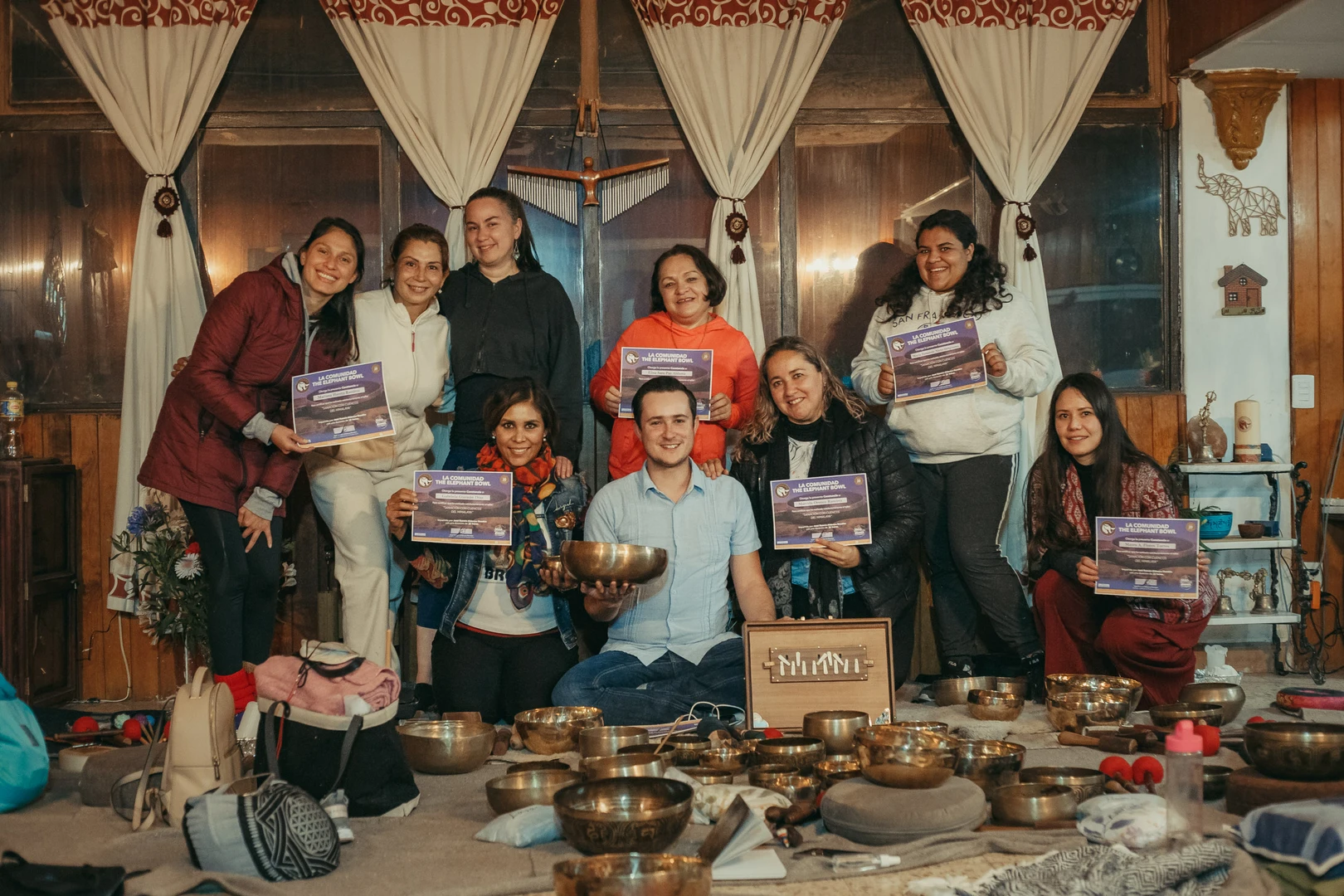 Alumnos graduados con sus certificados de The Elephant Bowl