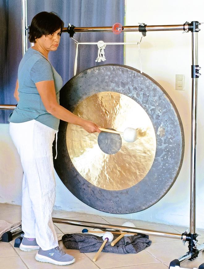 Alumnos practicando con Gongs